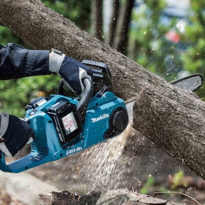 Makita Akku-Kettensäge DUC353 in Aktion Makita Akku-Kettensäge DUC353 beim Sägen eines Baumstamms