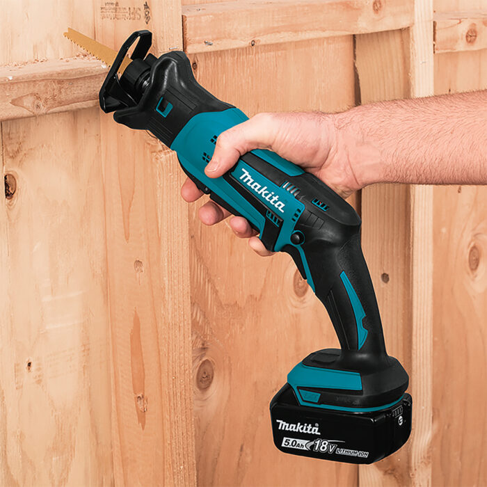 Makita Akku-Reciprosäge DJR183 bei der Holzarbeit – leistungsstark, kompakt und präzise.