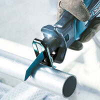 Makita Akku-Reciprosäge DJR183 bei der Metallarbeit – kraftvoll, präzise und vielseitig.