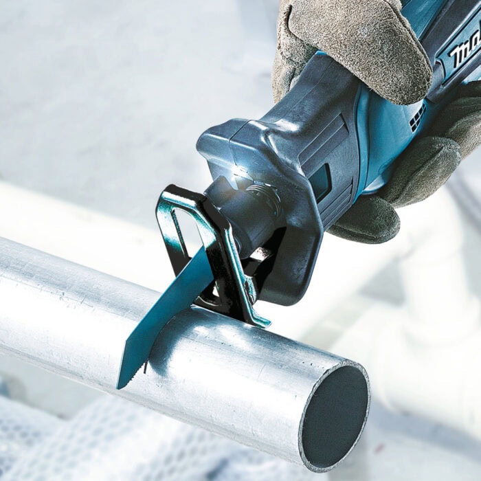 Makita Akku-Reciprosäge DJR183 bei der Metallarbeit – kraftvoll, präzise und vielseitig.