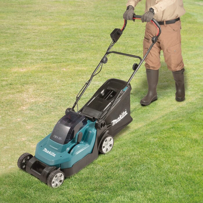 Makita Akku-Rasenmäher DLM382 in Aktion