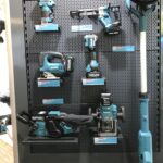 Regal mit Makita Neuheiten, Bohren Schleifen Sägen LXT & XGT