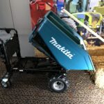 Makita Akku-Schubkarre 40V DCU602 XGT Angekippt