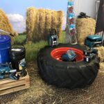 Verschiedene Makita Akku-Werkzeuge in einer Bauernhof Darstellung