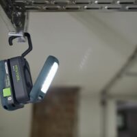 Festool Akku-Arbeitsleuchte SYSLITE KAL C kannst du einfach am Haken aufhängen – beispielsweise an einem Türblatt oder einem Fachboden