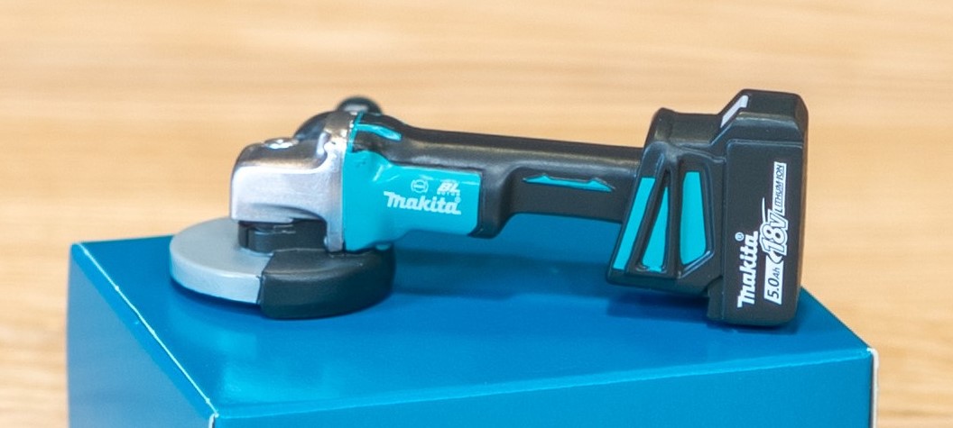 Makita Kühlschrankmagnet im Design eines Akku-Winkelschleifers