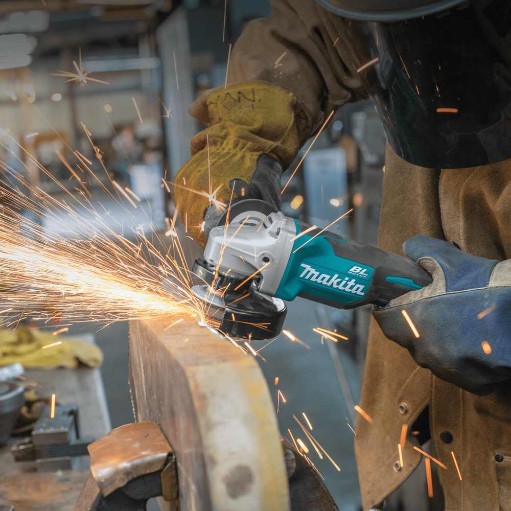 Makita Akku-Winkelschleifer DGA511 in Aktion